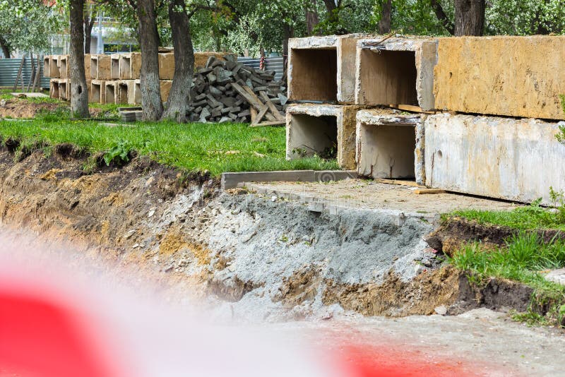 Blocs de béton à un chantier de construction R?paration de rue image libre de droits Blocs de béton à un chantier de construction R?paration de rue image libre de droits