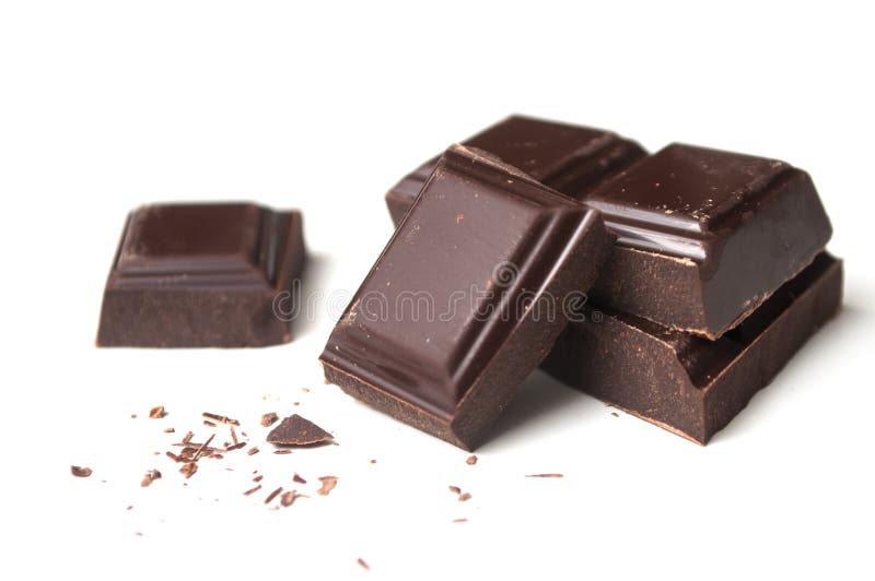 Plan rapproché des blocs de chocolat au lait sur le fond blanc