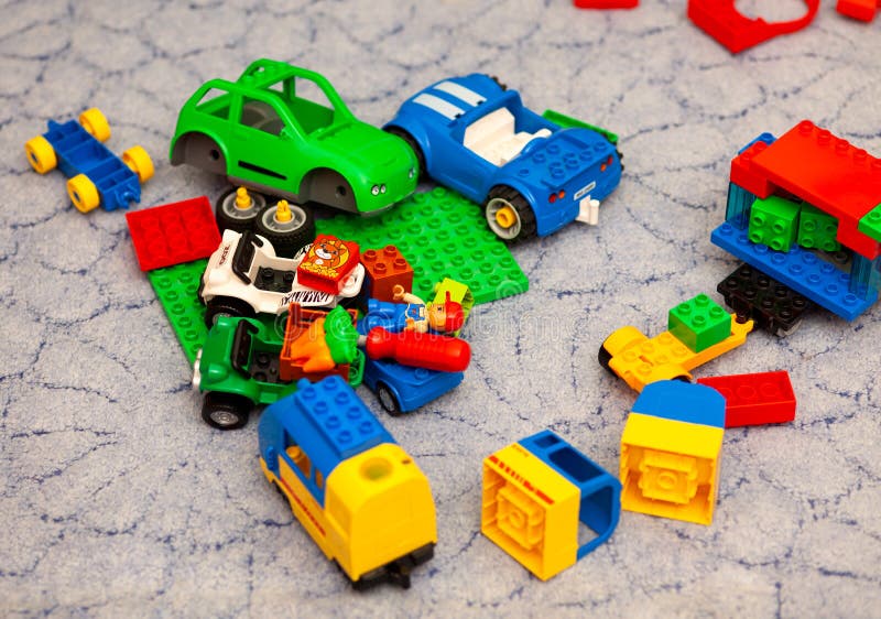 Plaque De Base, Voiture, Roues Et Boîte De Vert De Lego Duplo Sur Le  Plancher Photo éditorial - Image du personne, bleu: 142538961