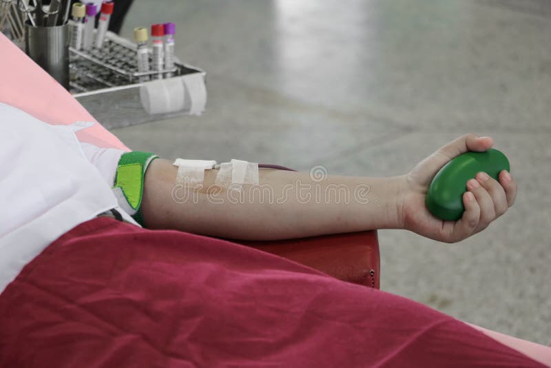 Bloedgever in de uitgezochte nadruk van de wapeninjectie met ondiepe diepte van gebied stock foto Bloedgever in de uitgezochte nadruk van de wapeninjectie met ondiepe diepte van gebied stock foto