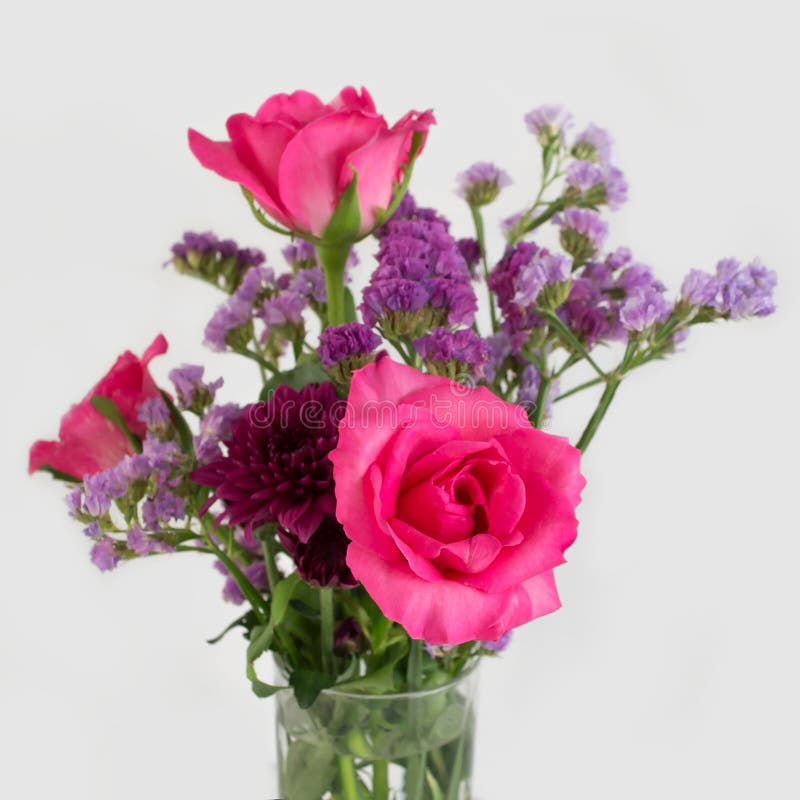 Bloemen in een glazen vaas stock fotografie