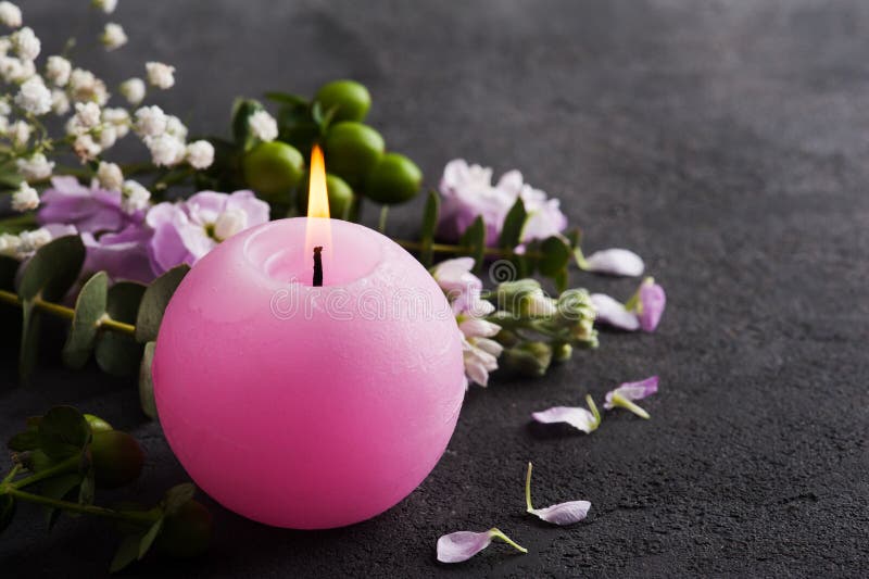 Bloemen en aangestoken kaars stock afbeelding Bloemen en aangestoken kaars stock afbeelding