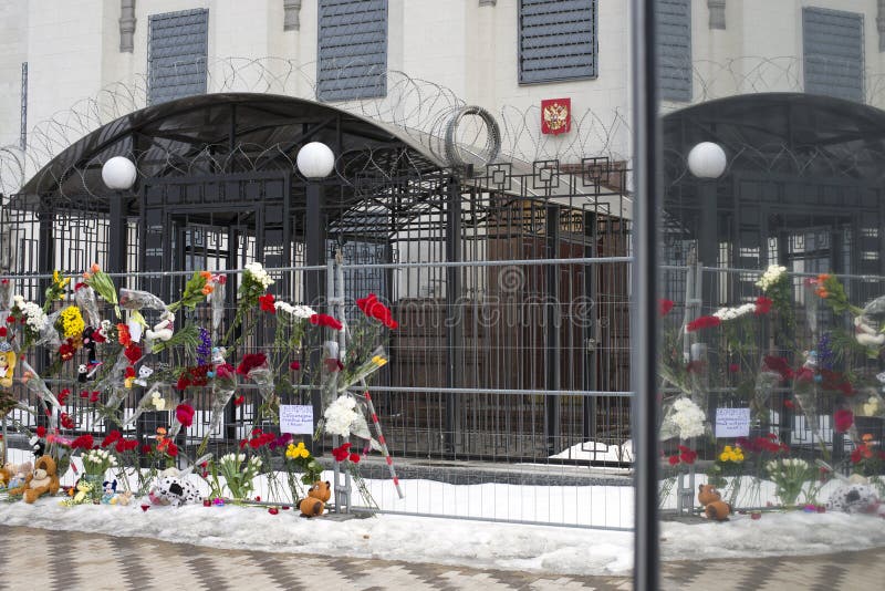 Bloemen en speelgoed voor de Russische ambassade in Kyiv royalty-vrije stock afbeelding Bloemen en speelgoed voor de Russische ambassade in Kyiv royalty-vrije stock afbeelding