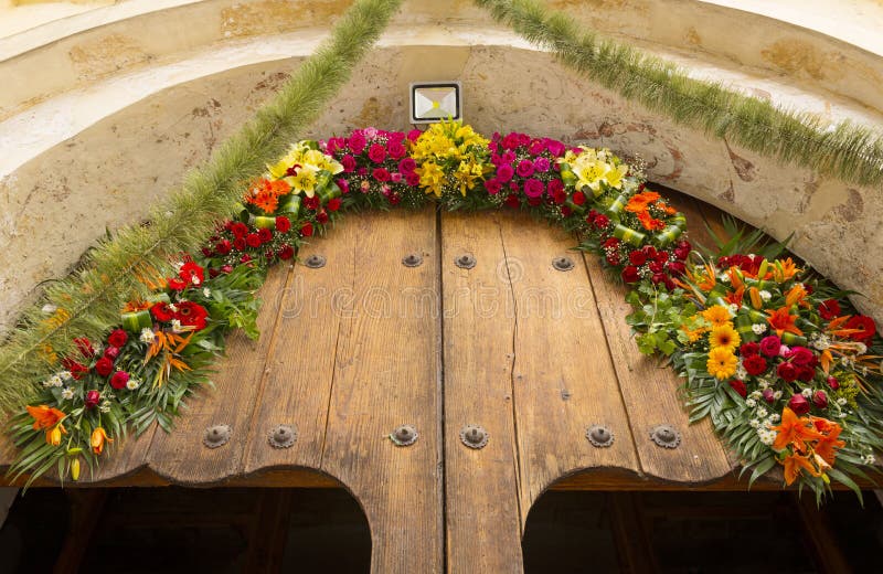 Bloemen Mexicaanse Kerkdeur royalty-vrije stock afbeelding Bloemen Mexicaanse Kerkdeur royalty-vrije stock afbeelding