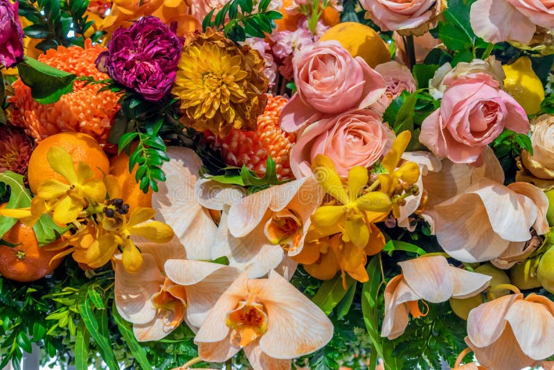 Bloemenregeling met sinaasappelen stock fotografie Bloemenregeling met sinaasappelen stock fotografie