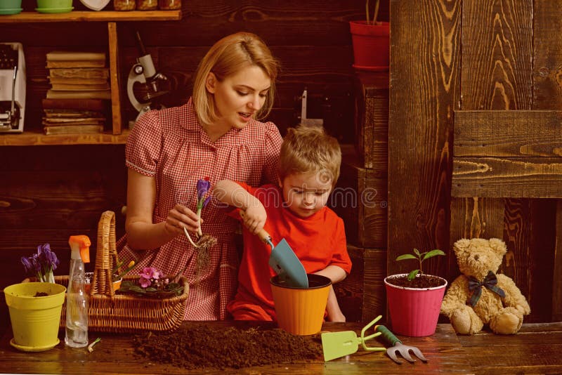 Bloemistconcept Bloemistvrouw en weinig kindpotting bloem Huisbloemist op het werk Bloemistwinkel royalty-vrije stock foto Bloemistconcept Bloemistvrouw en weinig kindpotting bloem Huisbloemist op het werk Bloemistwinkel royalty-vrije stock foto