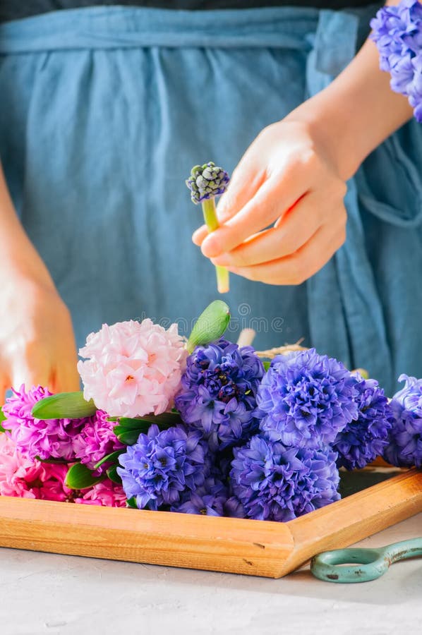Bloemistmeisje die boeket van hyacintbloemen verzamelen Bloem s royalty-vrije stock afbeeldingen Bloemistmeisje die boeket van hyacintbloemen verzamelen Bloem s royalty-vrije stock afbeeldingen