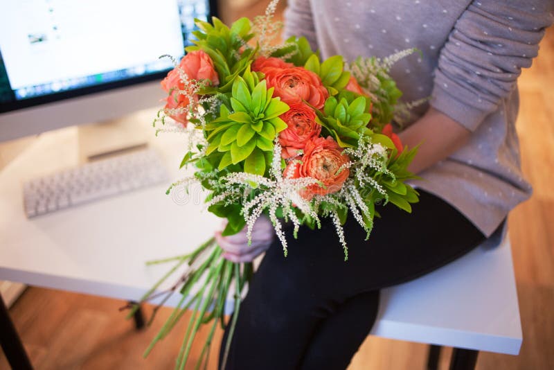 Bloemlevering aan het bureau Jonge gelukkige vrouw die mooi boeket houden stock afbeelding Bloemlevering aan het bureau Jonge gelukkige vrouw die mooi boeket houden stock afbeelding