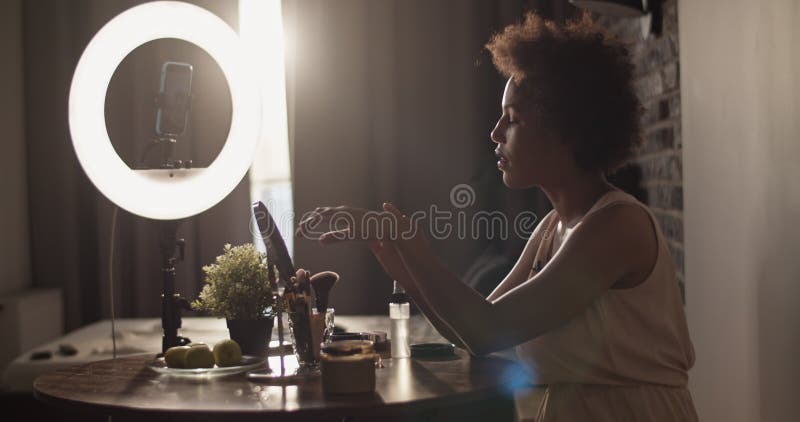 Blog africain-américain de beauté application crème sur le bras banque de vidéos