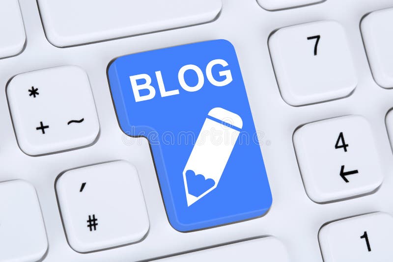 Blog, das online im Internet Computer schreibt lizenzfreies stockfoto Blog, das online im Internet Computer schreibt lizenzfreies stockfoto