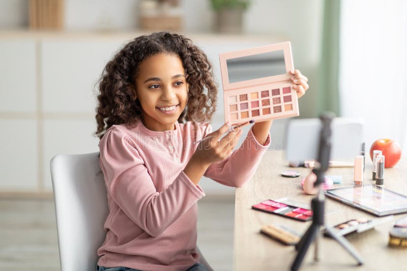 Blog De Beauté. Adolescente Noire Faisant Du Maquillage Et L'enregistrement  Vlog Au Téléphone Photo stock - Image du balai, rougissez: 213987474