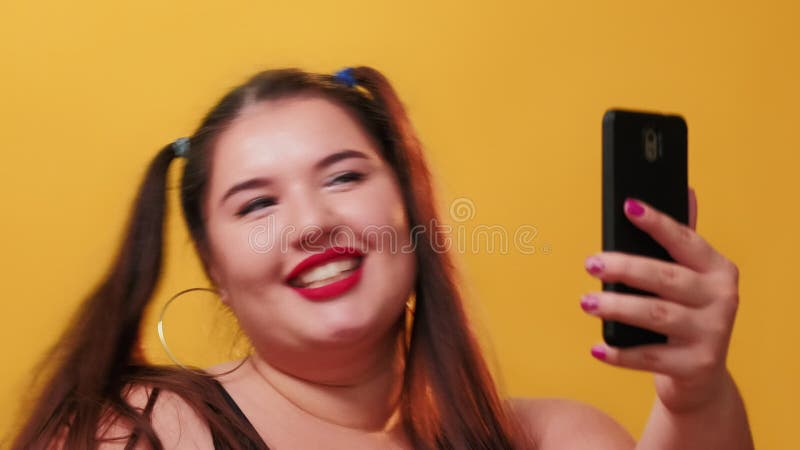 Blog vidéo femme heureuse plus taille beauté smartphone banque de vidéos