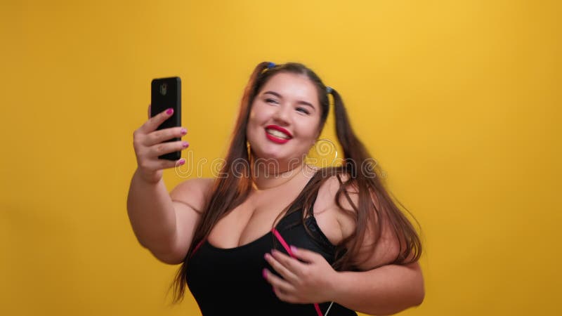 Blog vidéo heureux plus de taille femme corps positif banque de vidéos