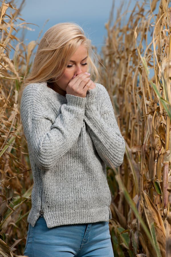 Blogart-Modefoto der netten blonden Frau auf Maisfeld im Spätherbst lizenzfreies stockbild Blogart-Modefoto der netten blonden Frau auf Maisfeld im Spätherbst lizenzfreies stockbild