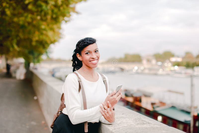 Bloggare som reser med en snygg dam som spelar in video med smartphone royaltyfri bild
