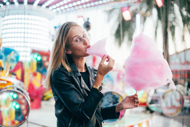 Blogger bonito joven de la mujer con el caramelo de algodón imagen de archivo Blogger bonito joven de la mujer con el caramelo de algodón imagen de archivo