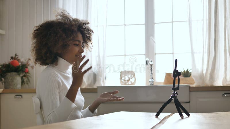 Blogger de belleza mueve manos contando historias activamente en cámara almacen de video