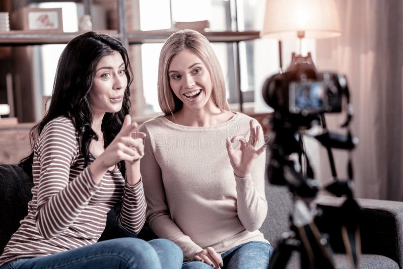 Blogger femminili contentissimi che registrano un video immagini stock Blogger femminili contentissimi che registrano un video immagini stock