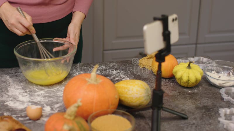 Blogger neemt video live stream op van het kookpompoen taart keukenspartphone tripoen
