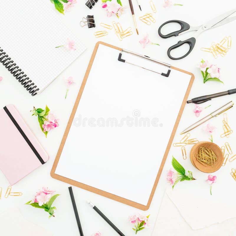 Blogger- oder Freiberuflerarbeitsplatz mit Klemmbrett, Notizbuch, Blumen und Zubehör auf weißem Hintergrund Flache Lage, Draufsic stockfotos Blogger- oder Freiberuflerarbeitsplatz mit Klemmbrett, Notizbuch, Blumen und Zubehör auf weißem Hintergrund Flache Lage, Draufsic stockfotos