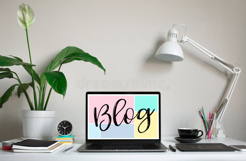 Blogging, idee di concetti del blog con il computer portatile del computer sul worktable creatività ed ispirazione di affari immagine stock libera da diritti Blogging, idee di concetti del blog con il computer portatile del computer sul worktable creatività ed ispirazione di affari immagine stock libera da diritti