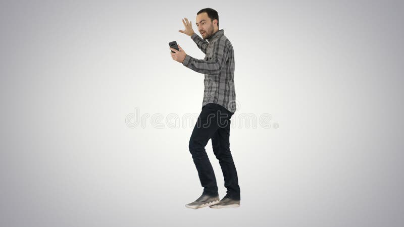 Blogue de gravação do vlog do homem farpado considerável com smartphone ao andar no fundo do inclinação imagens de stock royalty free Blogue de gravação do vlog do homem farpado considerável com smartphone ao andar no fundo do inclinação imagens de stock royalty free
