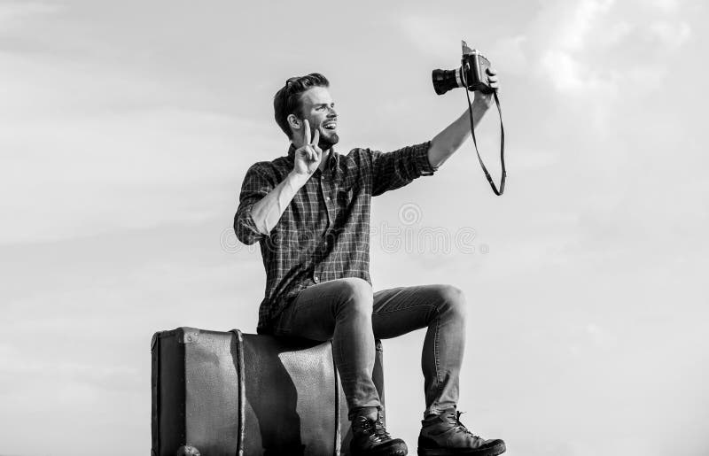 Homme De Style Vintage Portant Une Valise Et Conduisant Un Scooter  Électrique, Il Est Voyageur Et Photographe Banque D'Images et Photos Libres  De Droits. Image 192843135