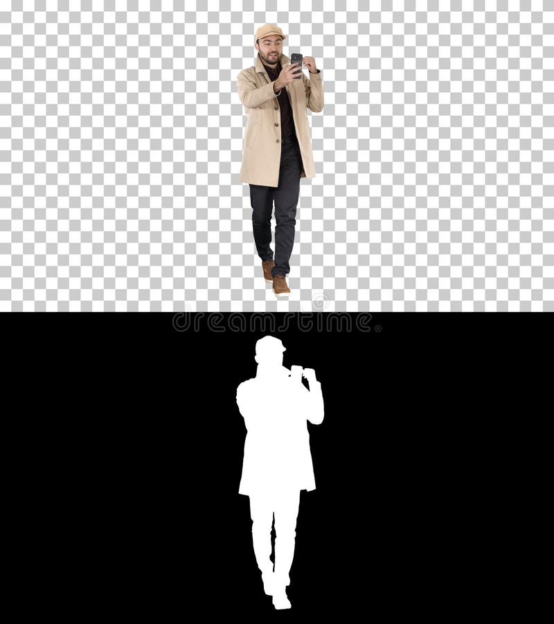 Blogue video de gravação que anda, Alpha Channel do homem do estilo da forma do outono fotos de stock royalty free Blogue video de gravação que anda, Alpha Channel do homem do estilo da forma do outono fotos de stock royalty free