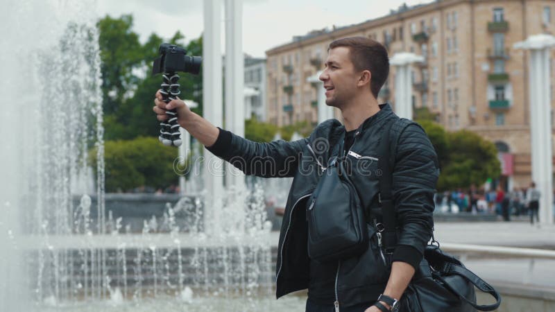 Blogue video de transmiss?o do blogger masculino novo de uma rua da cidade