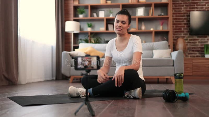 Blogueur sportif menant une formation de fitness à distance en ligne clips vidéos