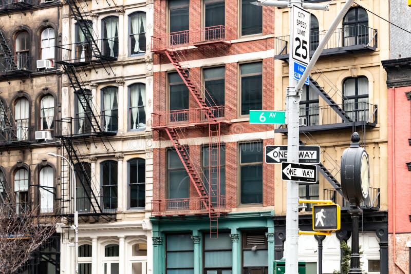Blok van kleurrijke oude flatgebouwen op 6de Weg in de Tribeca-buurt van de Stad van New York stock afbeelding Blok van kleurrijke oude flatgebouwen op 6de Weg in de Tribeca-buurt van de Stad van New York stock afbeelding