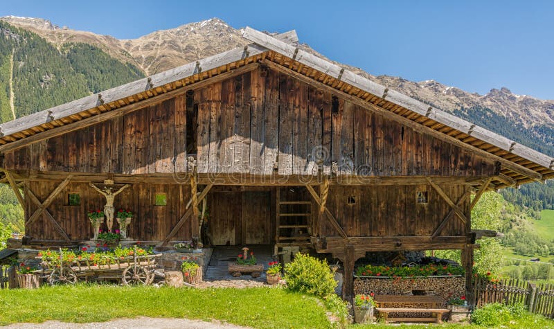 Blokhuis typisch in een dorp van alpen op Ridnaun-Vallei/Ridanna-Vallei - Racines-land - dichtbij Sterzing/Vipiteno, Zuid-Tirol, royalty-vrije stock afbeelding Blokhuis typisch in een dorp van alpen op Ridnaun-Vallei/Ridanna-Vallei - Racines-land - dichtbij Sterzing/Vipiteno, Zuid-Tirol, royalty-vrije stock afbeelding