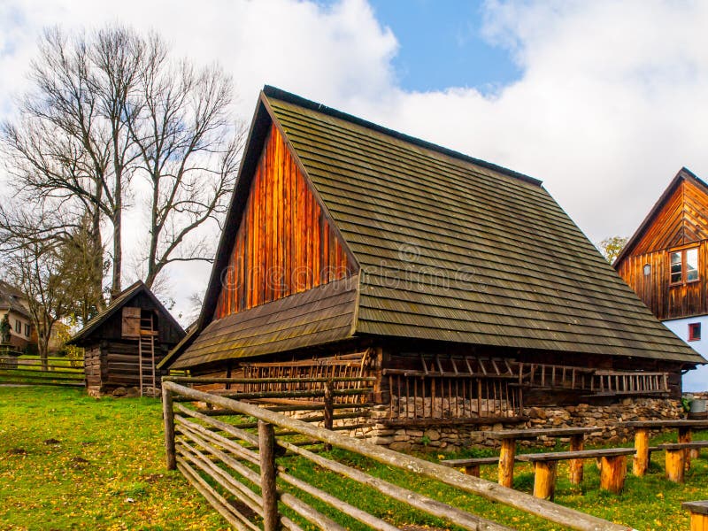 Blokhuizen van het volksmuseum van Vesely Kopec Tsjechische landelijke architectuur Vysocina, Tsjechische Republiek royalty-vrije stock foto Blokhuizen van het volksmuseum van Vesely Kopec Tsjechische landelijke architectuur Vysocina, Tsjechische Republiek royalty-vrije stock foto