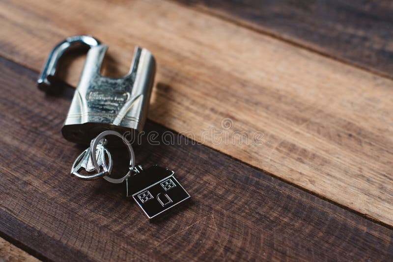 Blokuje, wpisuje i mieści, kształt kluczową etykietkę na drewnianym stole obraz royalty free Blokuje, wpisuje i mieści, kształt kluczową etykietkę na drewnianym stole obraz royalty free