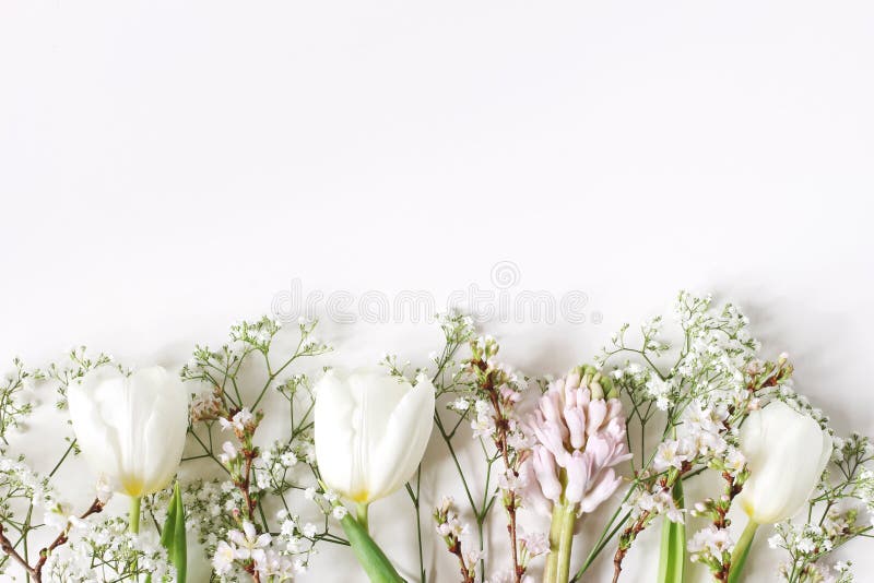 Blom- ram för påsk, rengöringsdukbaner Vårbröllop, födelsedagsammansättning med den rosa hyacinten, körsbärsröda blomningar, vita royaltyfri foto Blom- ram för påsk, rengöringsdukbaner Vårbröllop, födelsedagsammansättning med den rosa hyacinten, körsbärsröda blomningar, vita royaltyfri foto