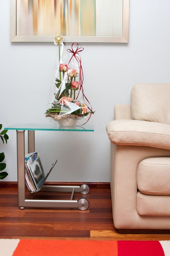 Blommalädersofa fotografering för bildbyråer