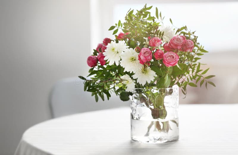 Blommaordning på en tabell arkivfoton Blommaordning på en tabell arkivfoton