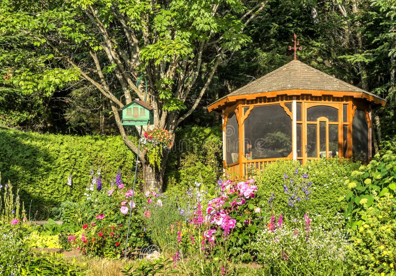 Blommig gazebo arkivfoton Blommig gazebo arkivfoton