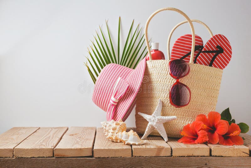 Blommor för för sommarstrandpåse och hibiskus på trätabellen Begrepp för semester för sommarferie ovanför sikt royaltyfri fotografi Blommor för för sommarstrandpåse och hibiskus på trätabellen Begrepp för semester för sommarferie ovanför sikt royaltyfri fotografi