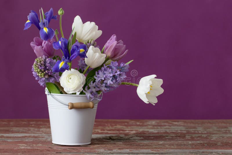 blommor i hink på rosa bakgrund royaltyfri foto blommor i hink på rosa bakgrund royaltyfri foto
