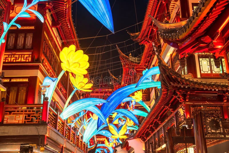 Blommor på balkony och tak på Yuyuan-trädgården Shanghai royaltyfri bild