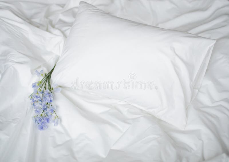 Blommor på den smutsiga sängen, de vita bädda ned objekten och den blåa blommabouqeten royaltyfri foto Blommor på den smutsiga sängen, de vita bädda ned objekten och den blåa blommabouqeten royaltyfri foto
