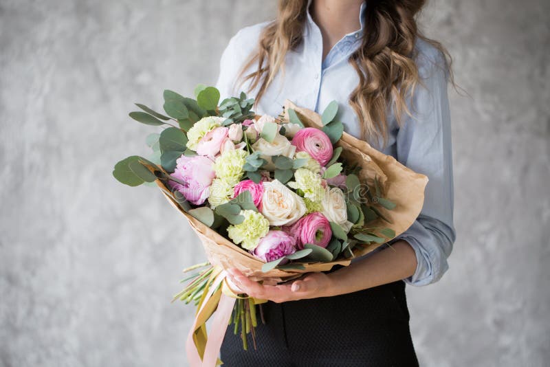 Blomsterhandlare på arbete: modern bukett för nätt danandemode för ung kvinna av olika blommor