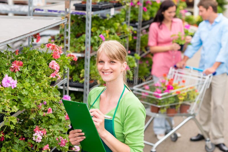 Blomsterhandlare på det trädgårds- mittdetaljhandelinventariet