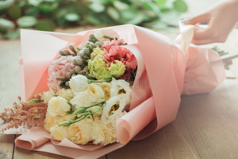 Blomsterhandlareockupation för ung kvinna som arbetar med blommor royaltyfria bilder