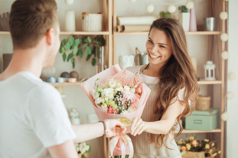 Blomsterhandlareockupation för ung kvinna som arbetar med blommor royaltyfri foto