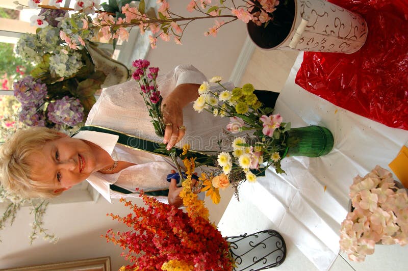 Blomsterhandlareägaren shoppar