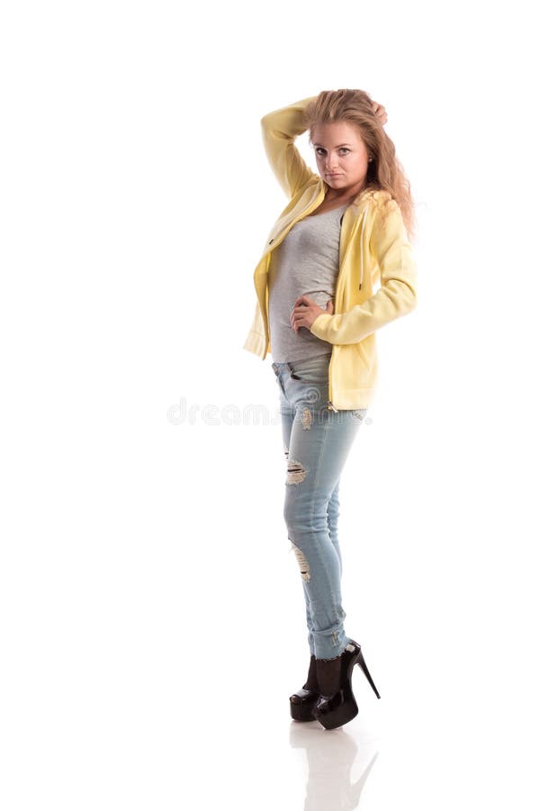 Blond dziewczyna z długie włosy w żółtej kurtce i cajgach obrazy stock Blond dziewczyna z długie włosy w żółtej kurtce i cajgach obrazy stock