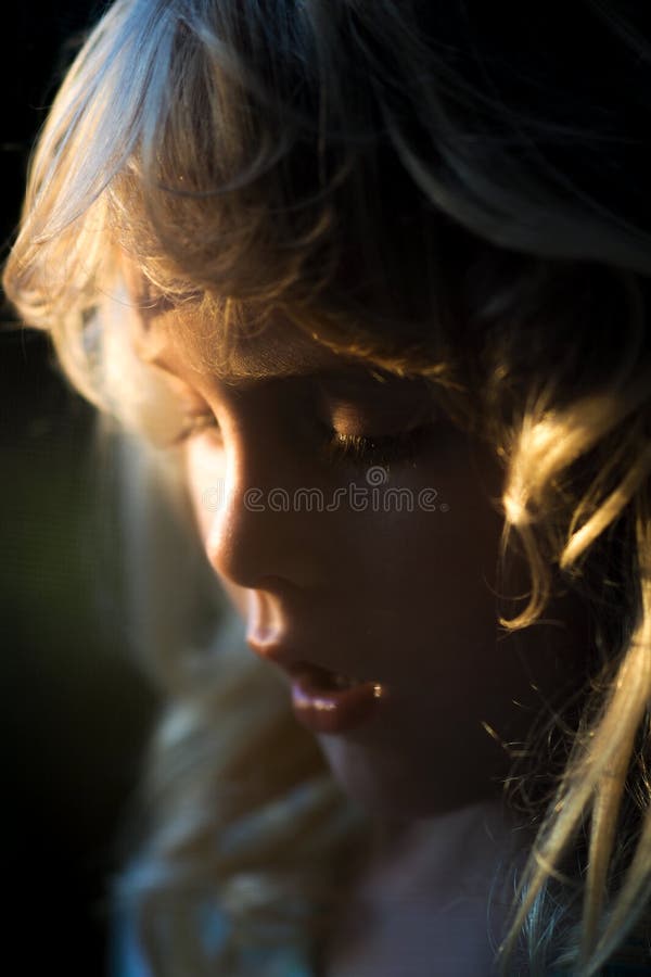 Blond dziewczynka w wschodu słońca świetle fotografia royalty free Blond dziewczynka w wschodu słońca świetle fotografia royalty free