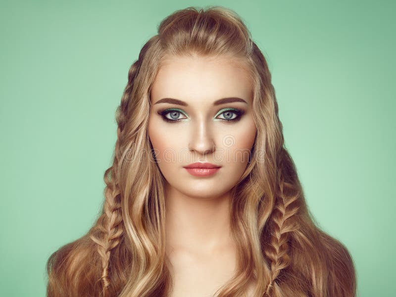 Blond flicka med långt och skinande lockigt hår royaltyfria foton Blond flicka med långt och skinande lockigt hår royaltyfria foton
